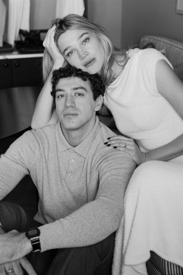 Black and white couple photography of couple sitting like a portraite